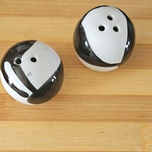 Mini Salt & Pepper Shakers Black & White NWT